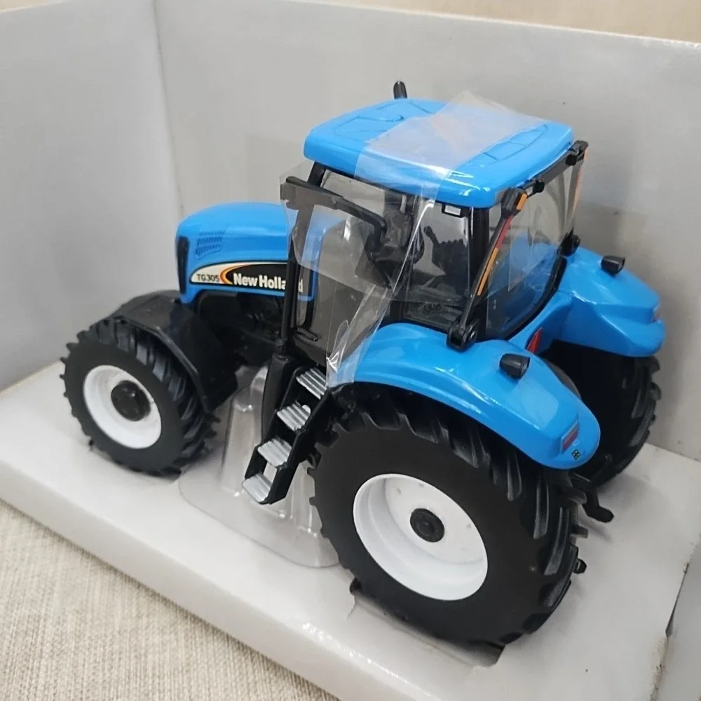 1:32 Scale Ertl Diecast Britains New Holland TG305 Blue Tractor New in Box
